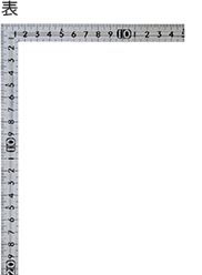 曲尺(かねじゃく)は大工道具の1つで，「差金(さしがね)」「かねざし」ともよばれます。