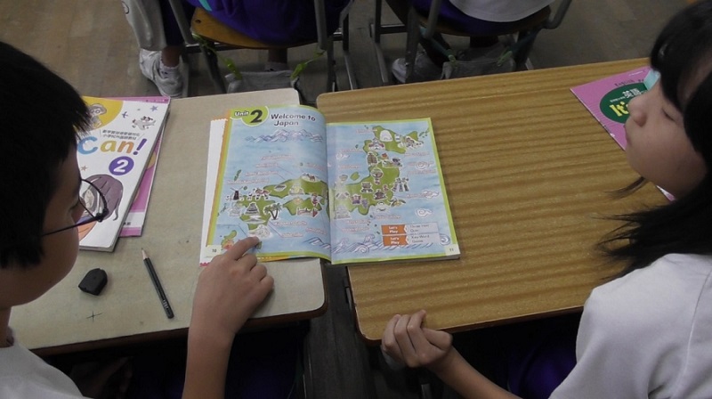 ポインティング＆トークの活動をしている6年生