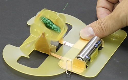 図５　電磁石にカバーをつけて組み立てたモーターが回転する様子